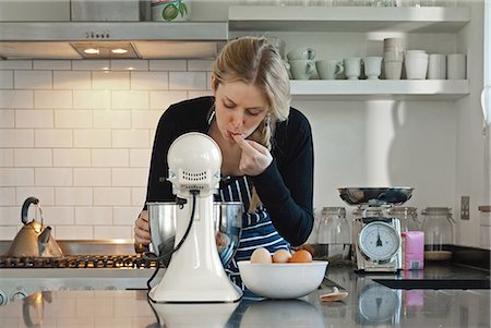 electric mixer - Woman tasting dough mix Photographie de stock - Premium Libres de Droits, Code: 649-06813055