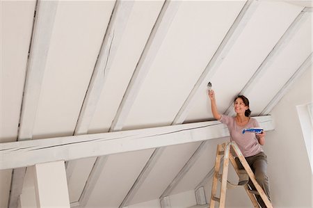 Woman on stepladders painting white ceiling Foto de stock - Sin royalties Premium, Código: 649-06829393