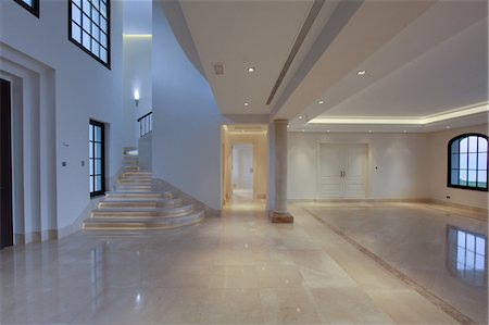 Empty lobby of luxury villa Stockbilder - Premium RF Lizenzfrei, Bildnummer: 649-06829425