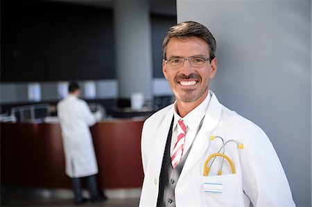 Portrait of mature doctor smiling Foto de stock - Sin royalties Premium, Código: 649-06829495