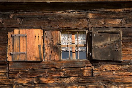 Wooden shutters open on cabin in Alp Devero, Alpi, Piedmont, Italy Stockbilder - Premium RF Lizenzfrei, Bildnummer: 649-06829530
