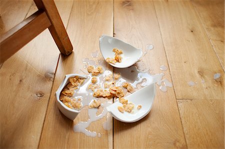 fractura - Broken bowl of cereal on wooden floor Foto de stock - Sin royalties Premium, Código: 649-06829574