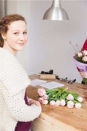 simsearch:649-06829647,k - Portrait of teenage girl buying roses in florists Photographie de stock - Premium Libres de Droits, Code: 649-06829661