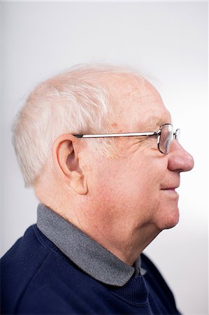 Profile of senior man wearing glasses, studio shot Foto de stock - Sin royalties Premium, Código: 649-06829731