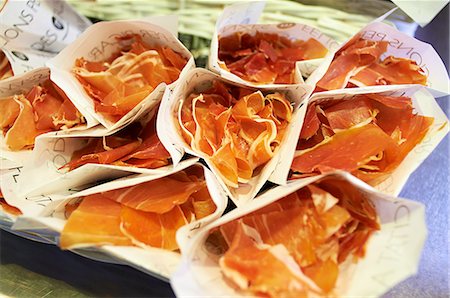 simsearch:640-06963530,k - Wrapped cured ham slices for sale in Boqueria Market, Barcelona, Spain Fotografie stock - Premium Royalty-Free, Codice: 649-06829810