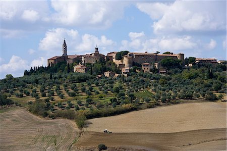 simsearch:649-07239644,k - Ploughed fields and Tuscan town of Pienza, Italy Photographie de stock - Premium Libres de Droits, Code: 649-06829889