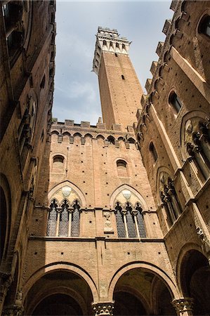 piazza del campo - Architectural detail of Torre del Mangia, Siena, Italy Foto de stock - Sin royalties Premium, Código: 649-06829883