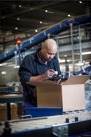 distribution - Male warehouse worker using barcode scanner Photographie de stock - Premium Libres de Droits, Code: 649-06829907