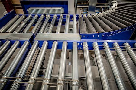 Empty conveyer belt in distribution warehouse Fotografie stock - Premium Royalty-Free, Codice: 649-06829902