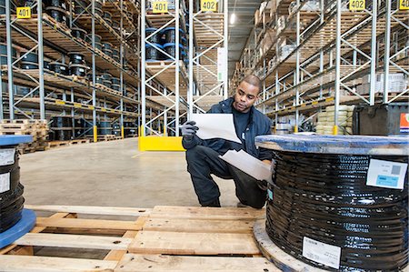 simsearch:614-06624509,k - Male warehouse worker checking pallet order Photographie de stock - Premium Libres de Droits, Code: 649-06829924