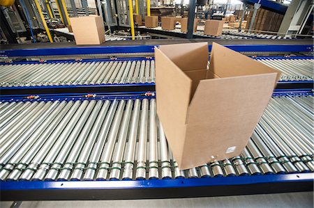 Empty box on moving conveyor belt Photographie de stock - Premium Libres de Droits, Code: 649-06829921