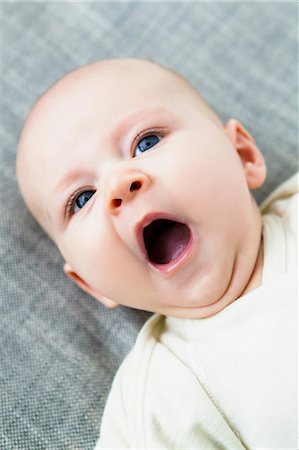 Portrait of baby boy yawning Foto de stock - Sin royalties Premium, Código: 649-06829995