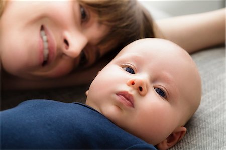 Portrait of mother with baby son lying down, close up Stockbilder - Premium RF Lizenzfrei, Bildnummer: 649-06829997