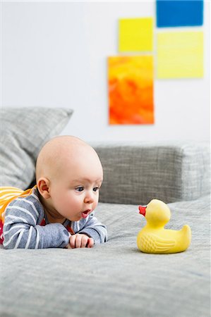 Baby boy staring at rubber duck Photographie de stock - Premium Libres de Droits, Code: 649-06829991