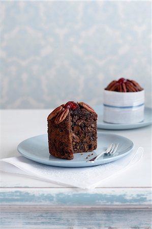 rich cake - Individual fruitcake made with alcohol on plate Photographie de stock - Premium Libres de Droits, Code: 649-06830051