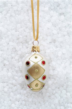 schleife - Oval bauble with red jewels Stockbilder - Premium RF Lizenzfrei, Bildnummer: 649-06830067