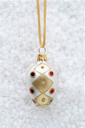 schleife - Oval bauble with red jewels Foto de stock - Sin royalties Premium, Código: 649-06830067