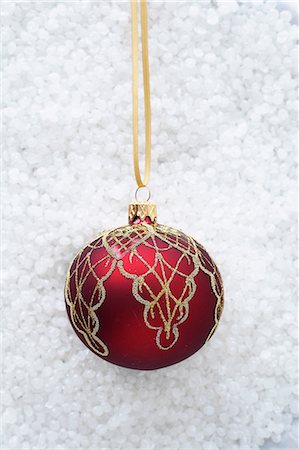 schleife - Red bauble with gold decoration Foto de stock - Sin royalties Premium, Código: 649-06830071