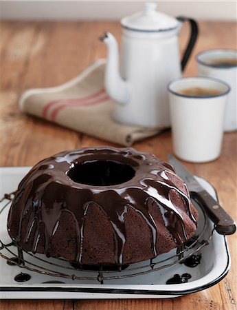 schokoladenkuchen - Chocolate cake with ganache Stockbilder - Premium RF Lizenzfrei, Bildnummer: 649-06830105