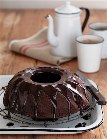 simsearch:649-06830049,k - Chocolate cake with ganache Stockbilder - Premium RF Lizenzfrei, Bildnummer: 649-06830105