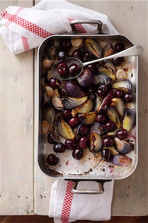 roasted (meat) - Roasted cherries, red onions, garlic and thyme Stock Photo - Premium Royalty-Free, Code: 649-06830117