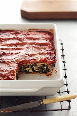Spinach and ricotta lasagne Foto de stock - Sin royalties Premium, Código: 649-06830129