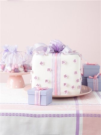 pastel colored - Celebration cake in the shape of a gift Stock Photo - Premium Royalty-Free, Code: 649-06830134