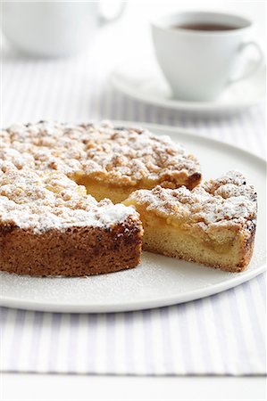 Lemon teacake with slice cut and cup of tea Photographie de stock - Premium Libres de Droits, Code: 649-06830139