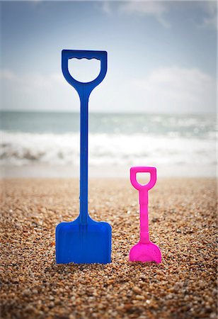 Blue and pink spades standing in sand at beach Photographie de stock - Premium Libres de Droits, Code: 649-06830148