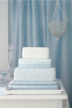 simsearch:649-06812133,k - Three tiered wedding cake with blue decorations Photographie de stock - Premium Libres de Droits, Code: 649-06830141