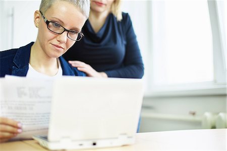 papeleo - Businesswoman with paperwork with colleague's hand on shoulder Foto de stock - Sin royalties Premium, Código: 649-06830157