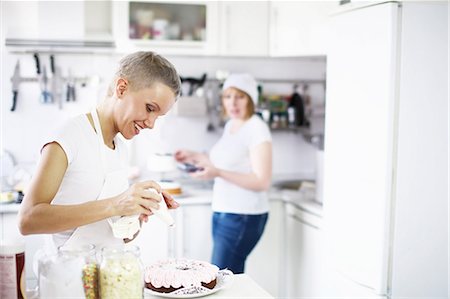 decorating - Woman icing cake Stock Photo - Premium Royalty-Free, Code: 649-06830178