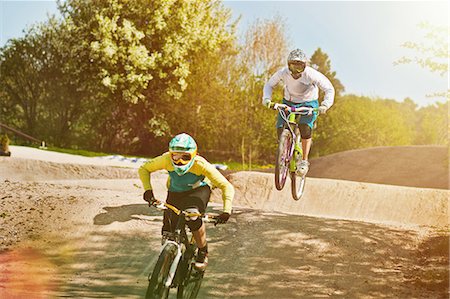 deporte de ocio - Cyclists riding on dirt bike course Foto de stock - Sin royalties Premium, Código: 649-06830186