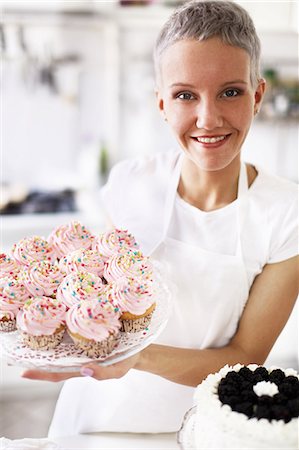 simsearch:649-06830170,k - Portrait of woman holding hand made cupcakes Stock Photo - Premium Royalty-Free, Code: 649-06830181