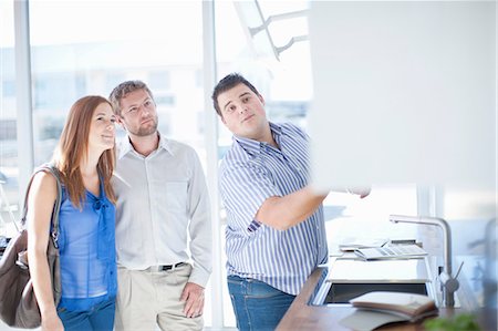 Young couple and salesman in kitchen showroom Photographie de stock - Premium Libres de Droits, Code: 649-06844102