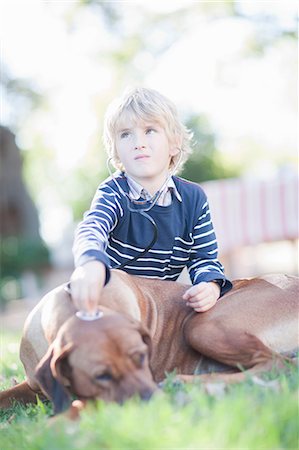 sick outside - Boy using stethoscope on pet dog Photographie de stock - Premium Libres de Droits, Code: 649-06844130