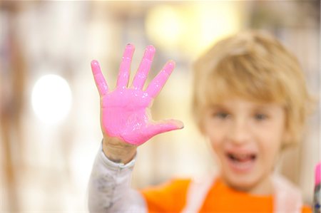 Boy with pink paint on his hand Foto de stock - Sin royalties Premium, Código: 649-06844167