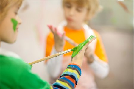 Boys painting their hands Foto de stock - Sin royalties Premium, Código: 649-06844169