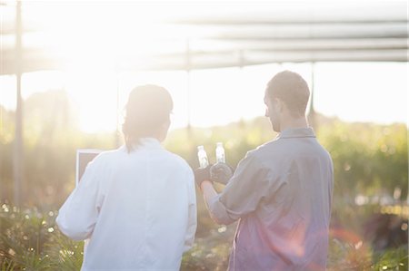 retail industry - Scientist and worker in plant nursery, looking at bottles Photographie de stock - Premium Libres de Droits, Code: 649-06844198