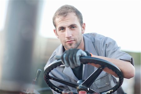 steering wheel - Young man at wheel of vehicle Foto de stock - Sin royalties Premium, Código: 649-06844202