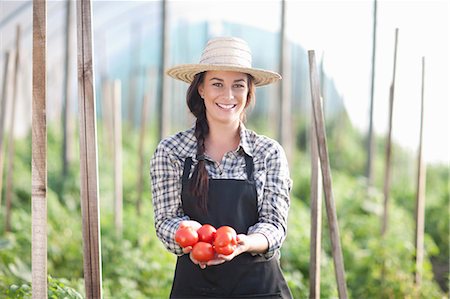 Woman holding tomatoes grown at farm Foto de stock - Sin royalties Premium, Código: 649-06844246