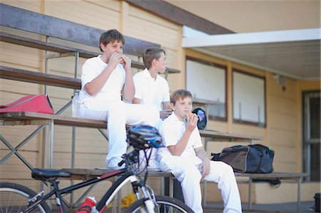 strapontin - Three boys sitting on bleachers wearing cricket clothes Photographie de stock - Premium Libres de Droits, Code: 649-06844258