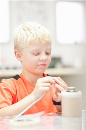 Boy making craft object Foto de stock - Sin royalties Premium, Código: 649-06844286