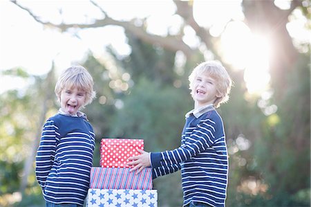 Twin boys with birthday gifts Foto de stock - Sin royalties Premium, Código: 649-06844309