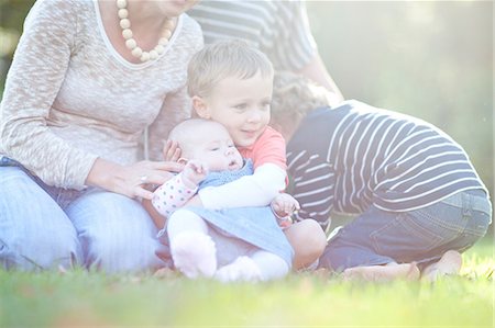 family candid outdoors - Boy holding baby sister Foto de stock - Sin royalties Premium, Código: 649-06844301