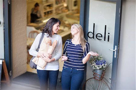 Women leaving delicatessen with bread Photographie de stock - Premium Libres de Droits, Code: 649-06844327