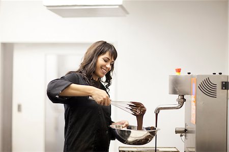 Woman with mixing bowl and melted chocolate Photographie de stock - Premium Libres de Droits, Code: 649-06844320