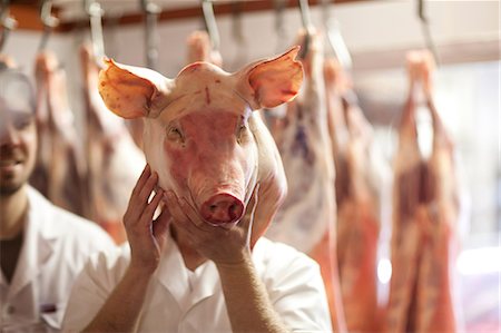 res muerta - Butcher holding pig's head in front of face Foto de stock - Sin royalties Premium, Código: 649-06844339