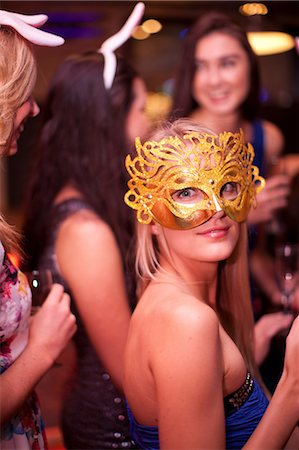 disfrazado - Young woman wearing masquerade mask at hen party Foto de stock - Sin royalties Premium, Código: 649-06844382