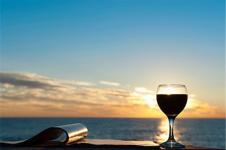 spain wine - Glass of red wine with sea in background Foto de stock - Sin royalties Premium, Código: 649-06844398